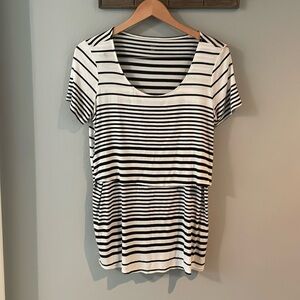Motherhood Slim Fit Lift Up Nursing Shirt
Motherhood size M Black & White